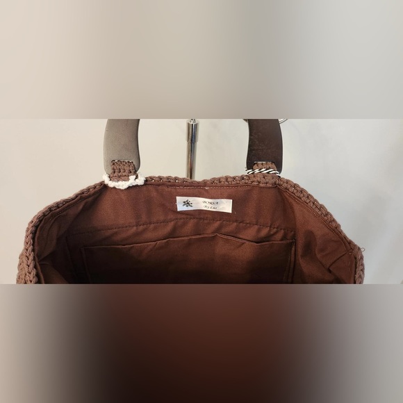 Medium sized brown and white handmade handbag with wooden handles. - Picture 4 of 4
